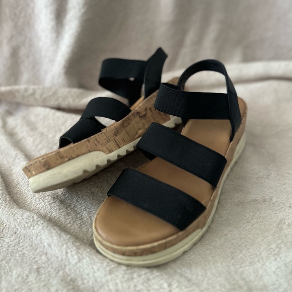 Women’s universal thread platform sandals - Picture 2 of 2